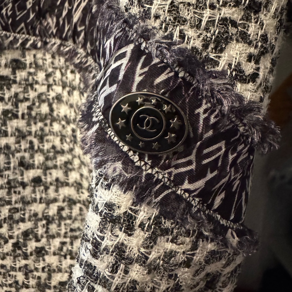Authentic! Chanel 2013 Black and White Tweed Dress - Picture 5 of 10